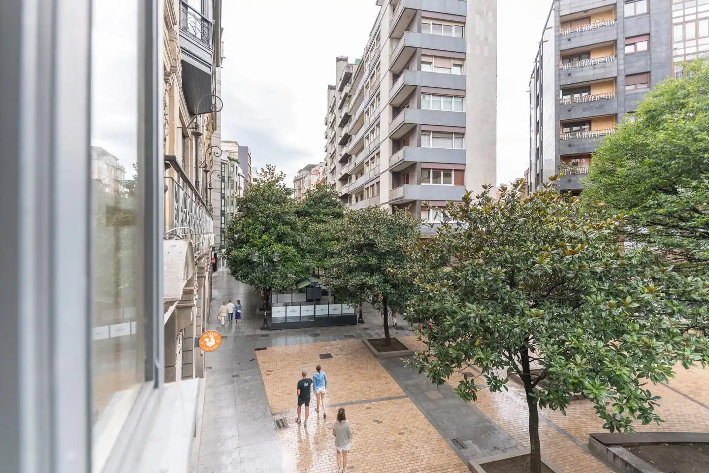 Vista exterior de Oficina de lloguer en Gijón  amb Calefacció i Moblat