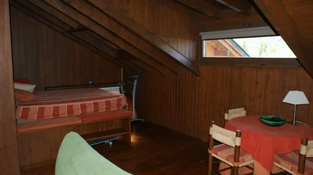 Habitación de Casa adosada de alquiler en Urús con Calefacción, Parquet y Terraza