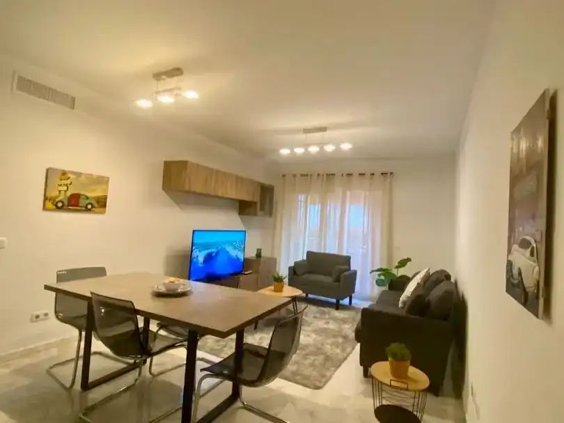 Wohnzimmer von Wohnung zur Miete in Marbella mit Klimaanlage, Privatgarten und Schwimmbad