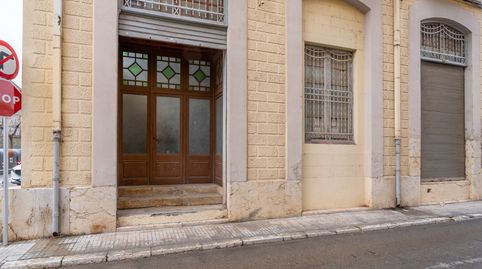 Gran edificio con 4 plantas y montacargas