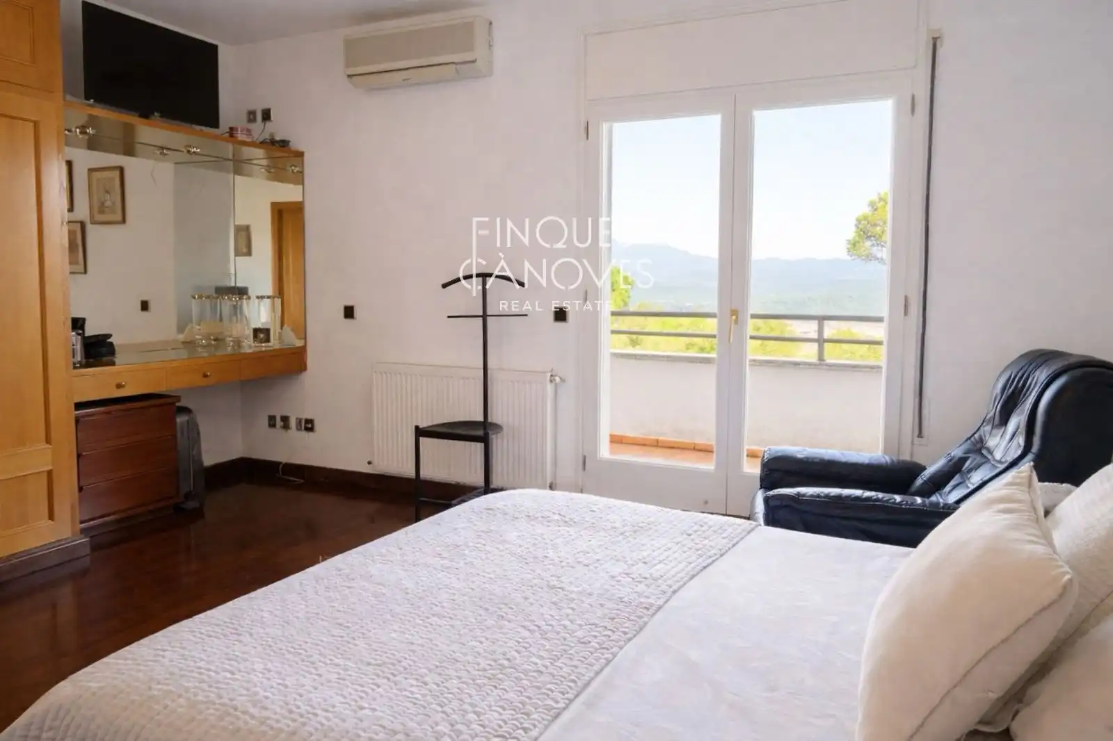 Habitación de Casa adosada en venta en Girona con Aire acondicionado, Calefacción y Jardín privado