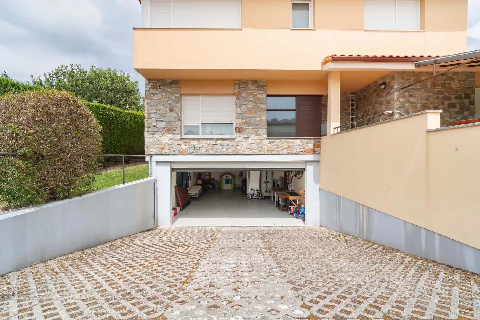 Vista exterior de Casa o chalet en venta en Sada (A Coruña) con Calefacción, Jardín privado y Piscina
