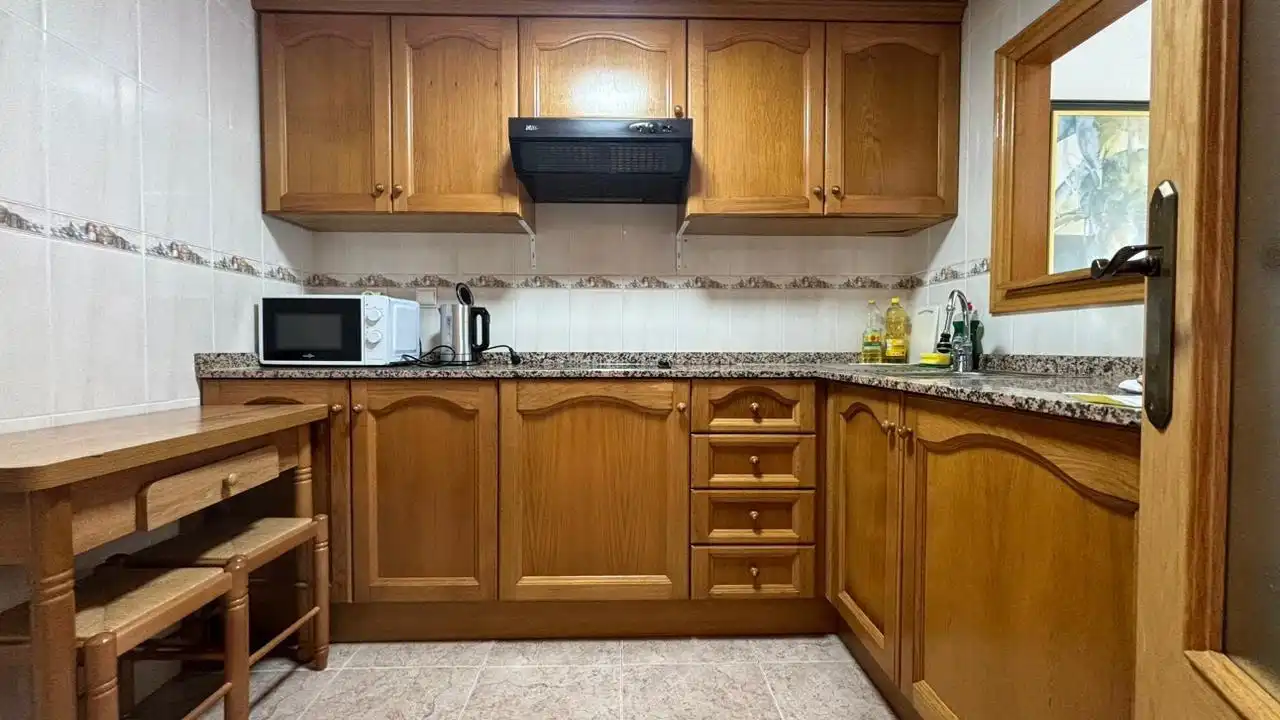 Cuina de Apartament de lloguer en Villajoyosa / La Vila Joiosa amb Aire condicionat, Jardí privat i Terrassa