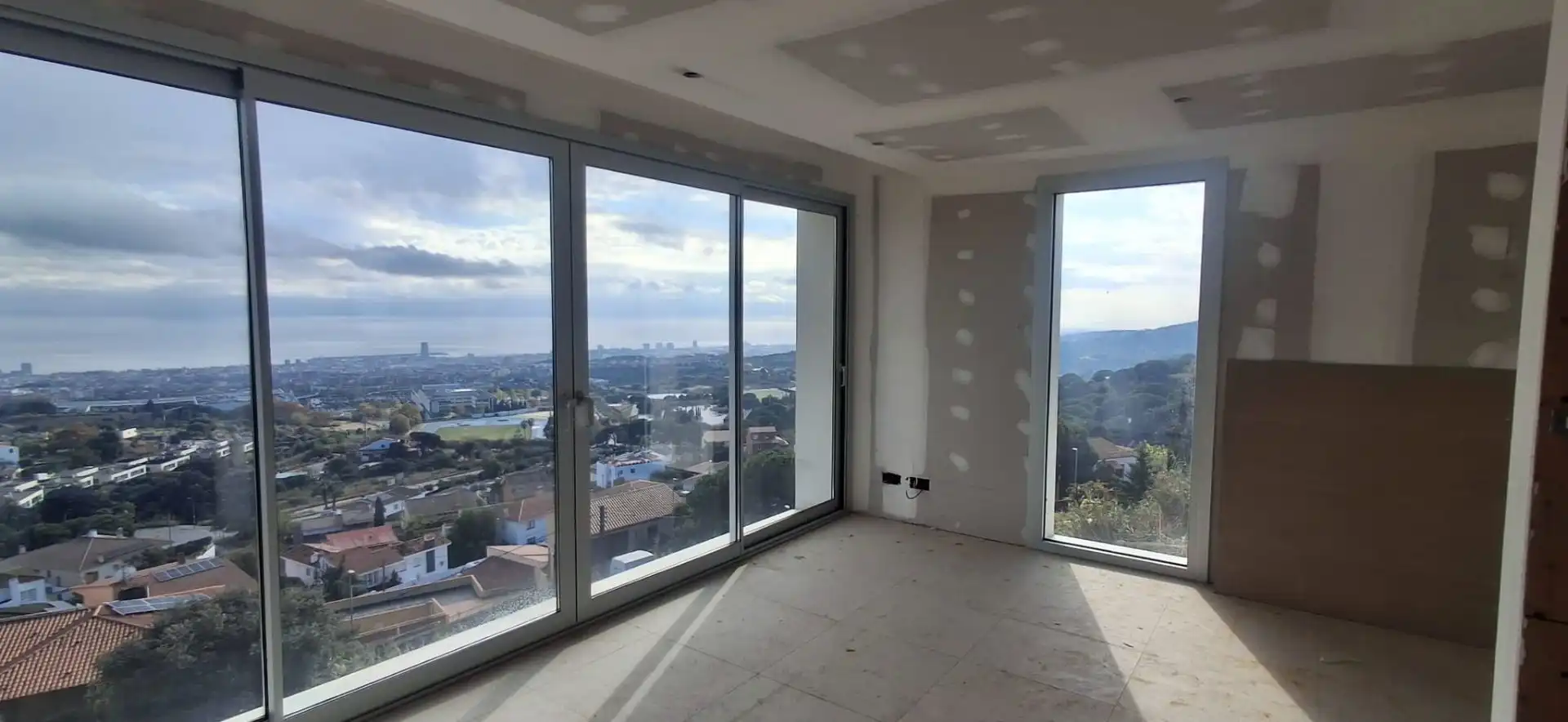 Sala d'estar de Casa o xalet en venda en Mataró amb Aire condicionat, Jardí privat i Terrassa
