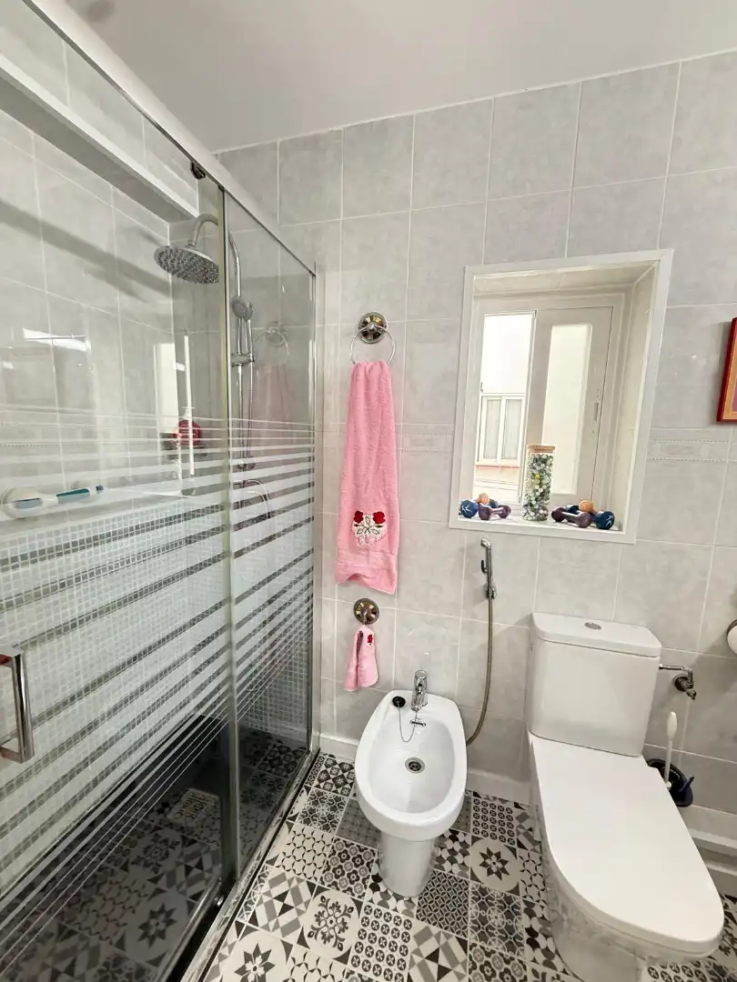 Bathroom of Flat for sale in Madrid  with Air Conditioner and Heating