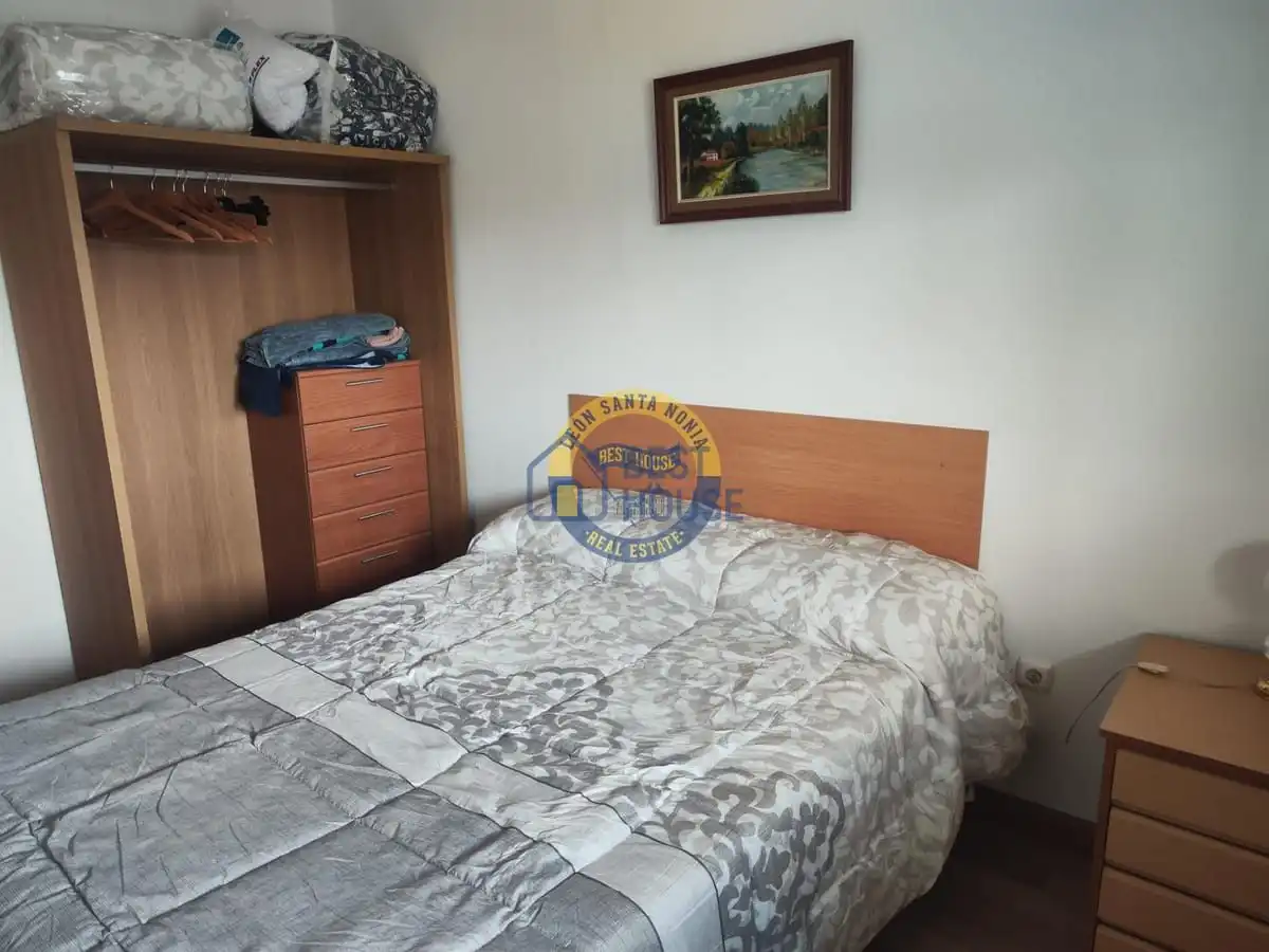 Dormitori de Apartament en venda en Villaquilambre amb Parquet i Moblat