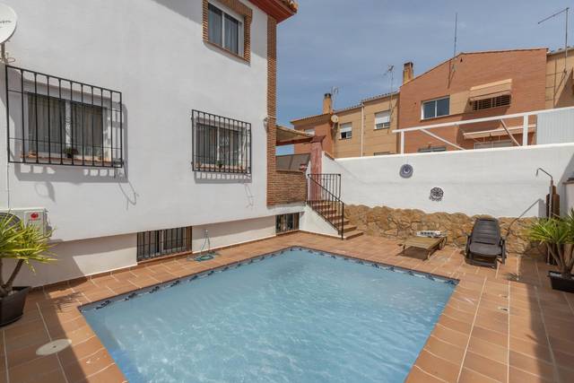 Casa adosada en Venta en Calle del Estanque en Gójar