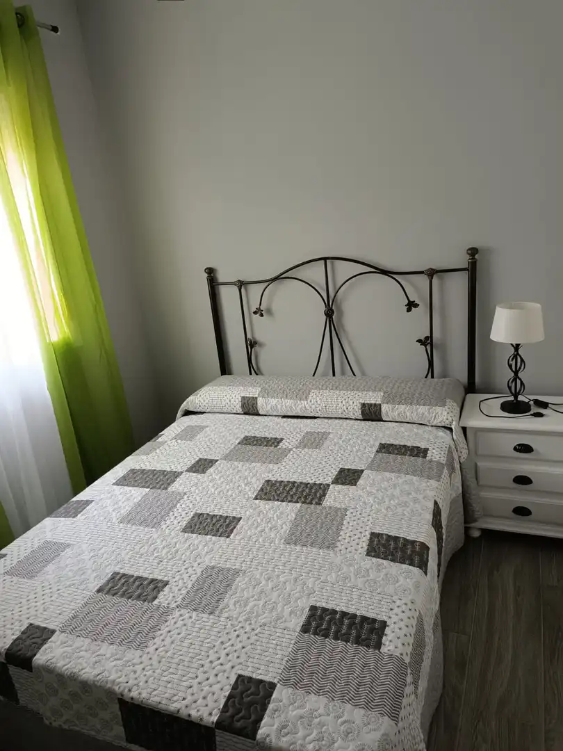 Dormitori de Casa adosada de lloguer en Cáceres amb Calefacció, Terrassa i Traster