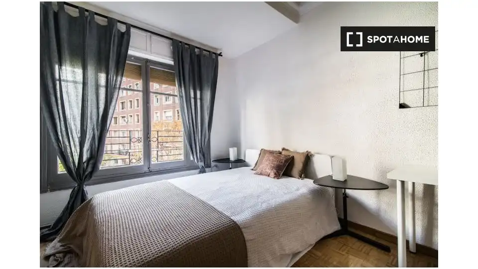 Bedroom of Flat for share in Madrid  with Air Conditioner, Heating and Furnished