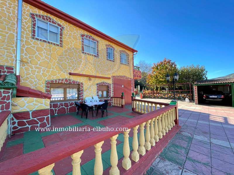 Building for sale in Candelario
