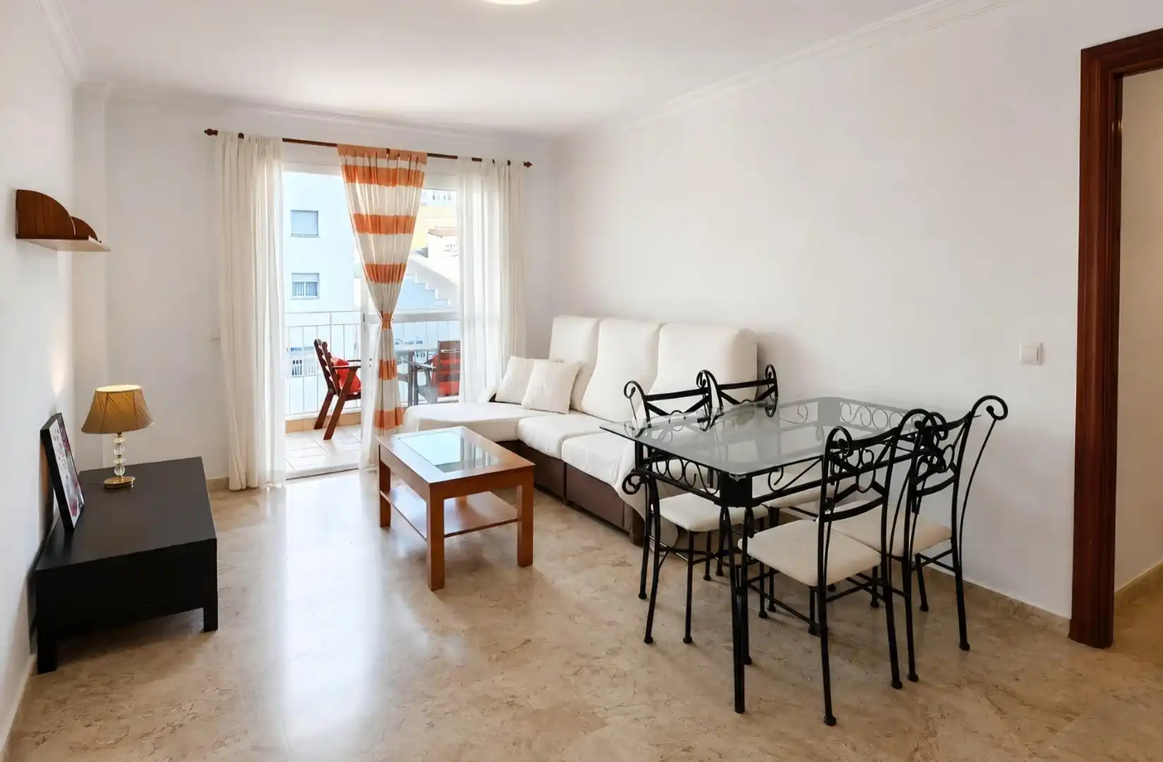 Sala d'estar de Pis en venda en Rincón de la Victoria amb Terrassa, Moblat i Piscina comunitària