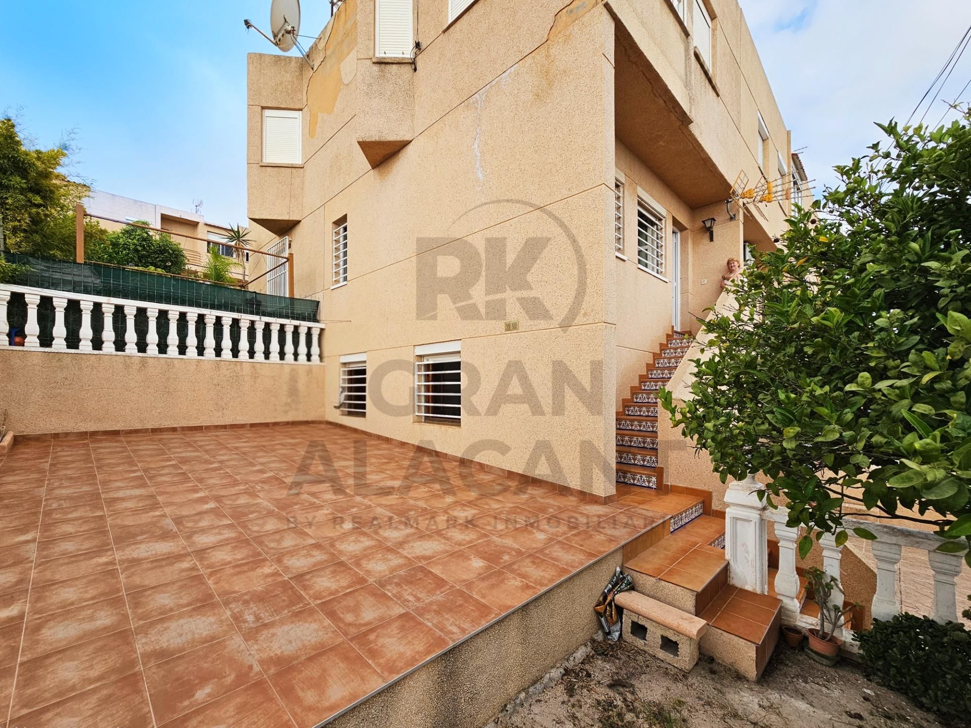 Vista exterior de Casa o xalet en venda en Santa Pola amb Jardí privat, Terrassa i Balcó