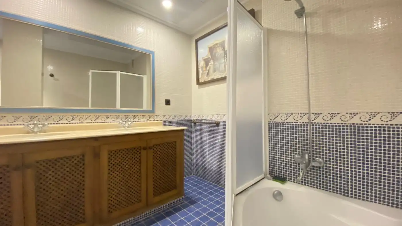 Badezimmer von Dachboden zum Verkauf in Silla mit Klimaanlage, Heizung und Parkett