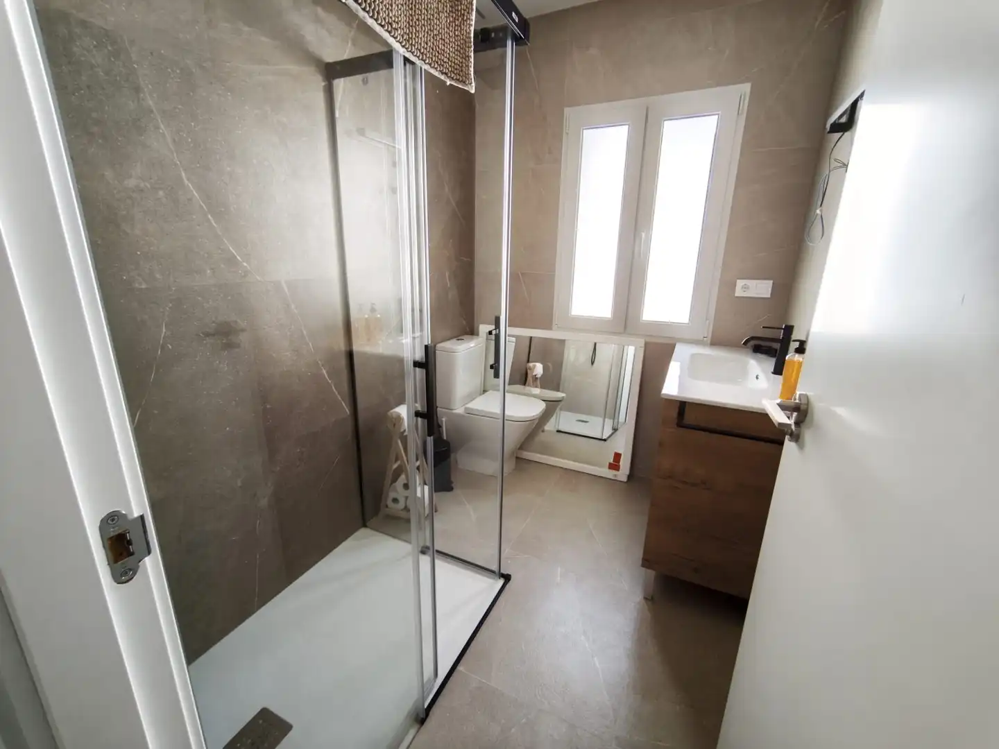 Baño de Piso para compartir en San Pedro