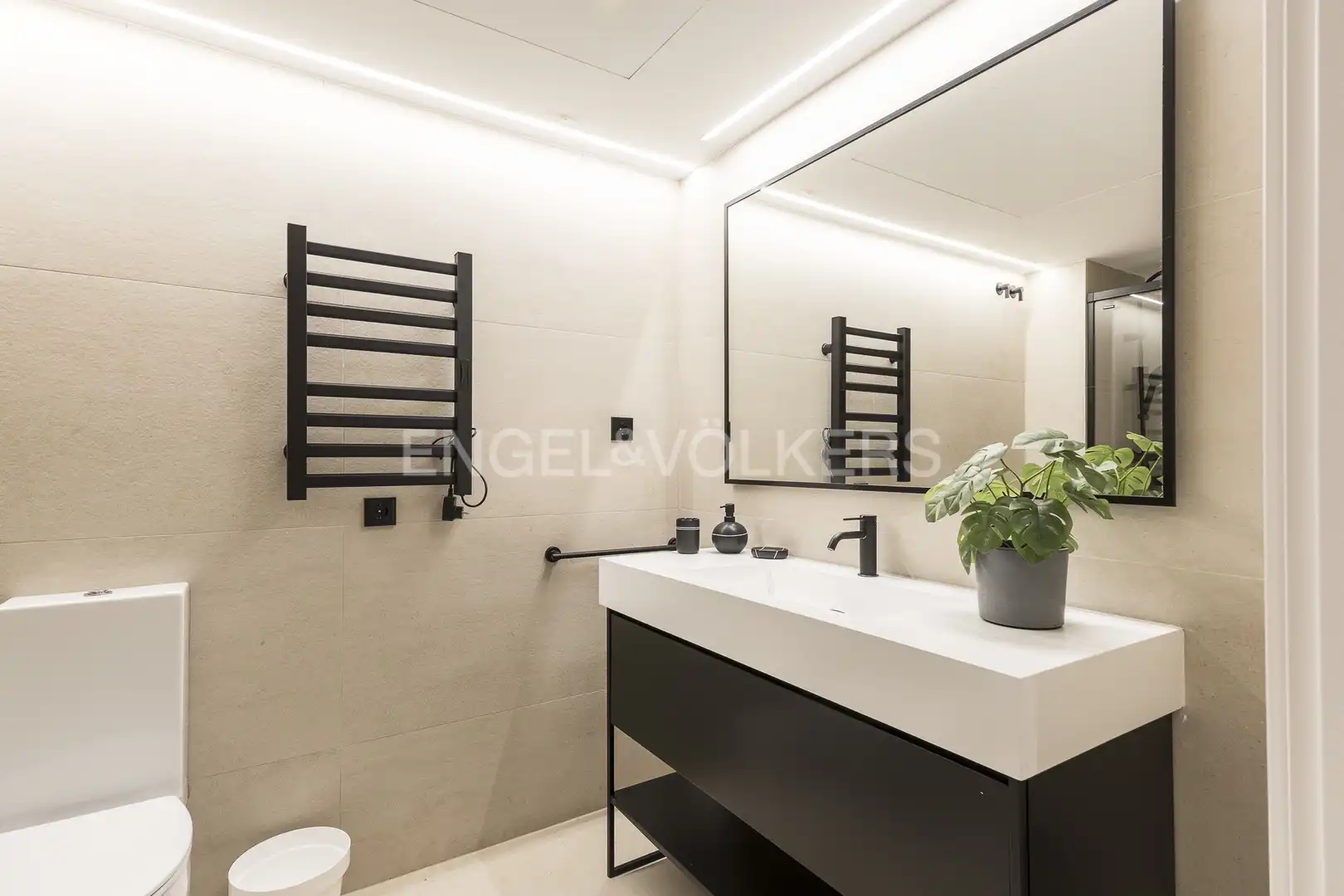 Badezimmer von Wohnung zur Miete in Barcelona mit Klimaanlage, Heizung und Parkett