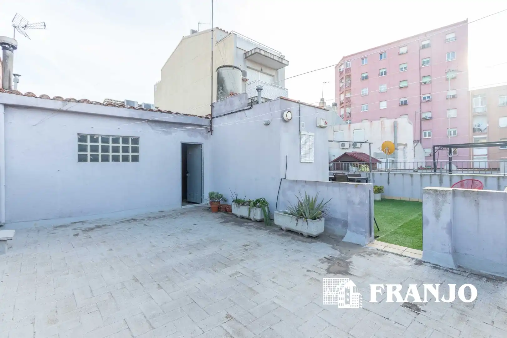 Vista exterior de Casa adosada en venda en Sabadell amb Aire condicionat, Calefacció i Jardí privat