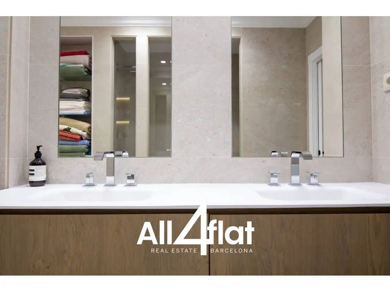 Bathroom of Flat for sale in Barcelona  with Air Conditioner, Heating and Parquet flooring