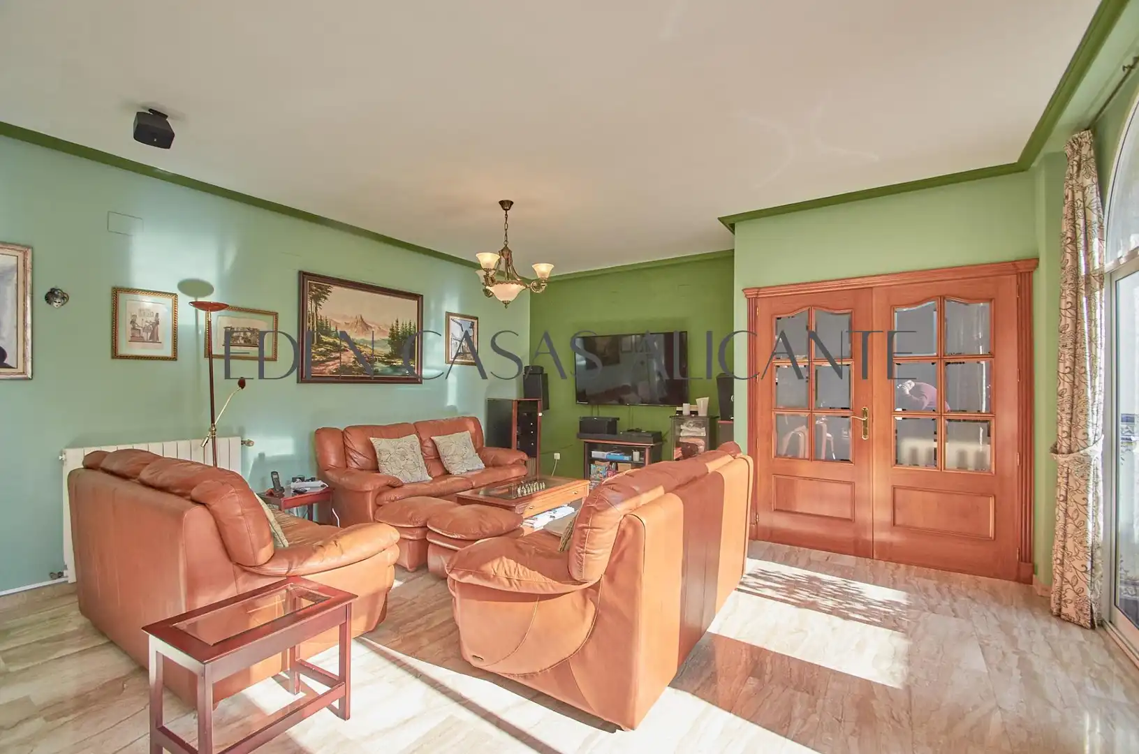 Sala d'estar de Casa adosada en venda en San Vicente del Raspeig / Sant Vicent del Raspeig amb Aire condicionat, Jardí privat i Parquet