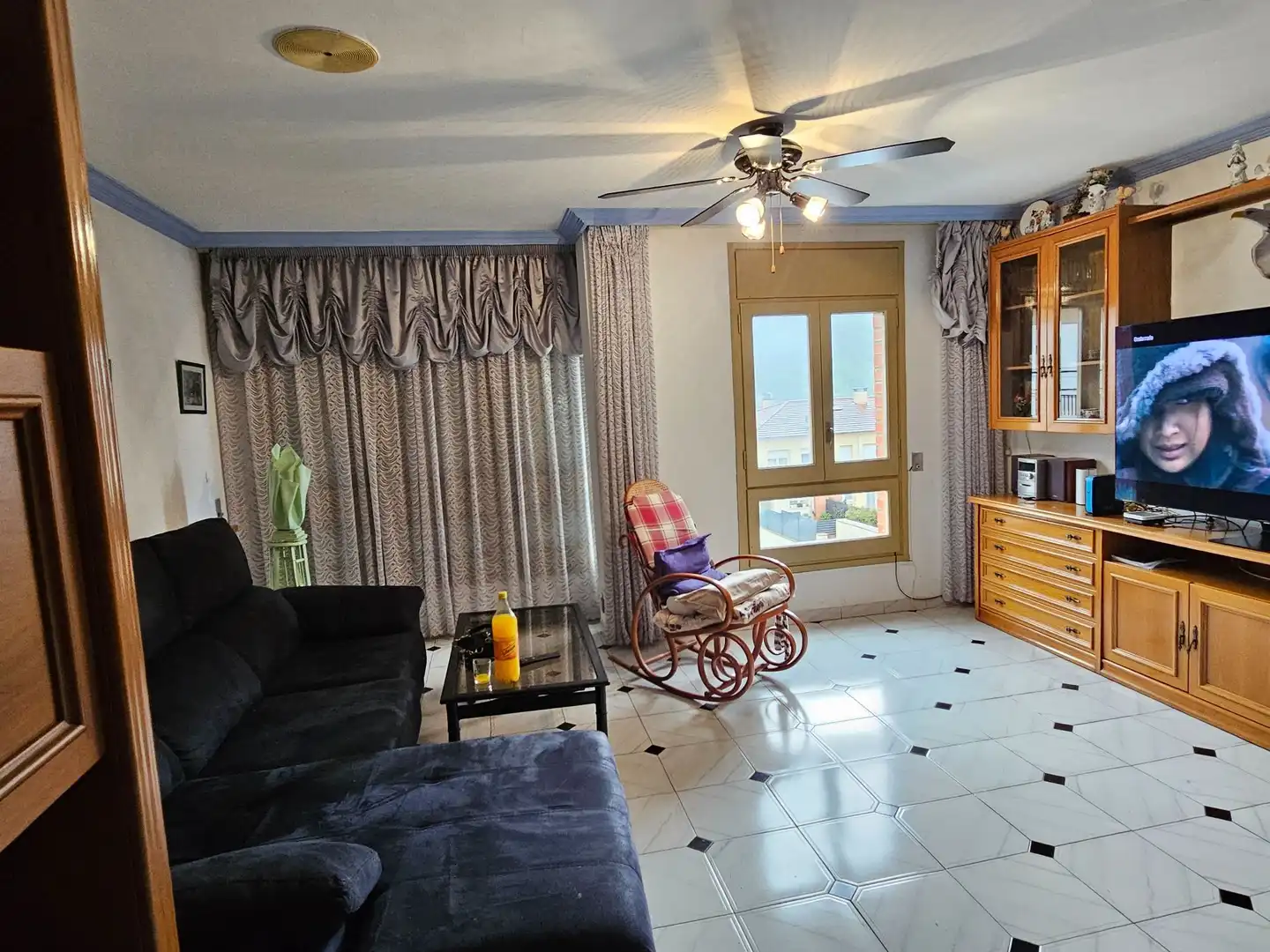 Sala de estar de Casa adosada en venta en Olot con Calefacción, Trastero y Amueblado