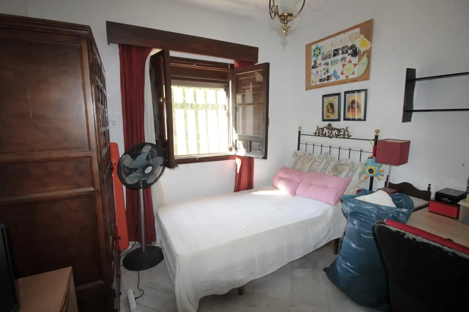 Habitación de Casa o chalet en venta en El Castillo de las Guardas con Jardín privado, Trastero y Piscina