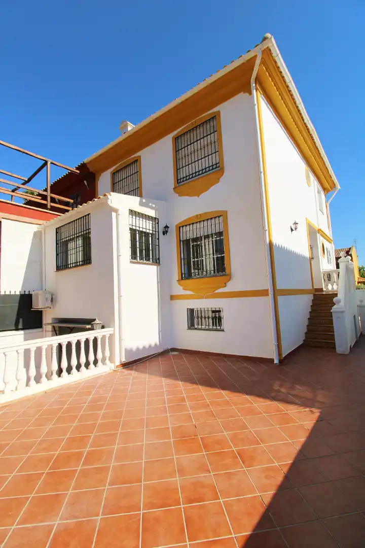 Vista exterior de Casa adosada en venda en Alhaurín de la Torre amb Aire condicionat, Terrassa i Traster