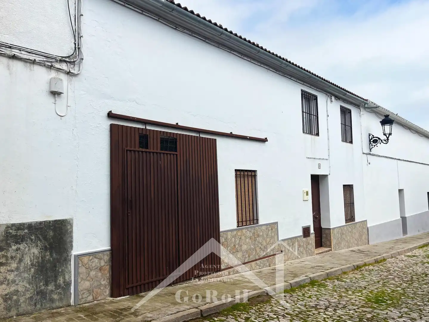 Vista exterior de Casa adosada en venta en Almadén de la Plata con Aire acondicionado, Terraza y Trastero