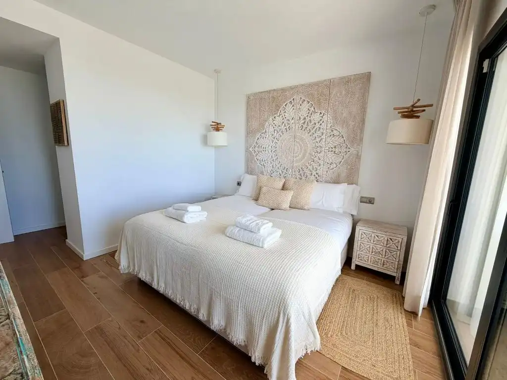 Schlafzimmer von Wohnung zur Miete in La Alcaidesa mit Klimaanlage, Heizung und Privatgarten