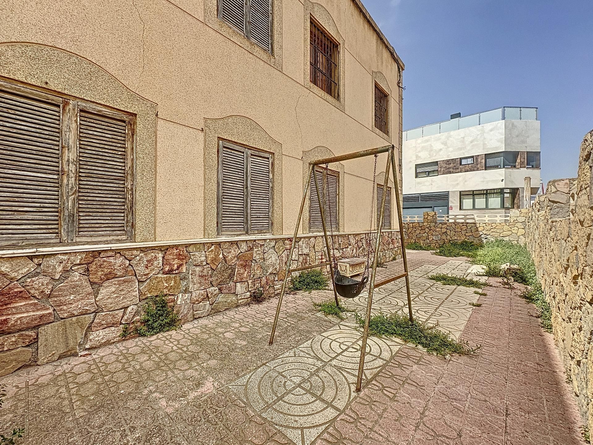Vista exterior de Casa o xalet en venda en  Almería Capital amb Aire condicionat, Jardí privat i Terrassa