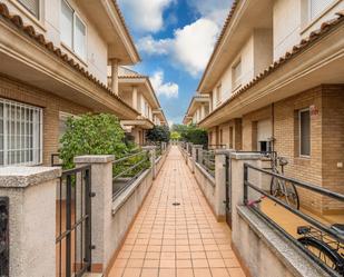 Vista exterior de Casa adosada en venda en Cambrils amb Calefacció, Jardí privat i Terrassa