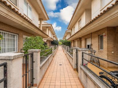 Vista exterior de Casa adosada en venda en Cambrils amb Calefacció, Jardí privat i Terrassa