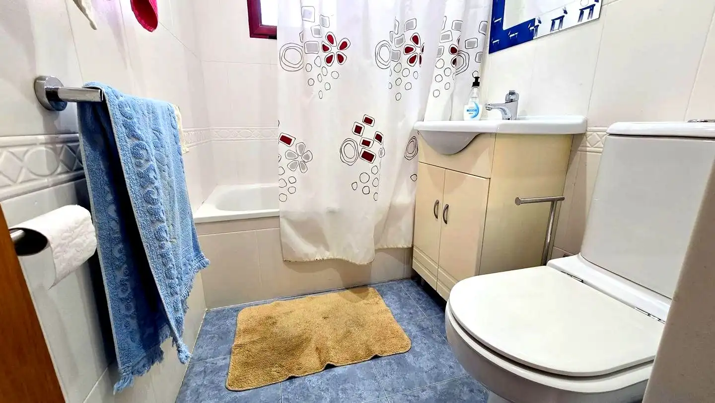 Badezimmer von Wohnung zum Verkauf in Gandia mit Klimaanlage, Terrasse und Möbliert