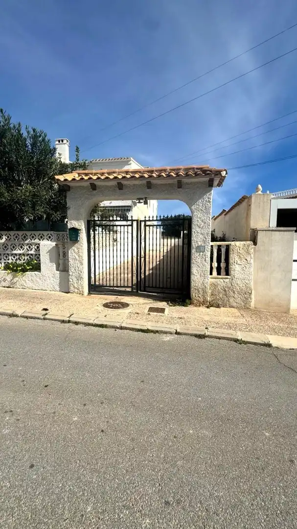 Vista exterior de Casa adosada en venda en Orihuela amb Jardí privat, Terrassa i Traster