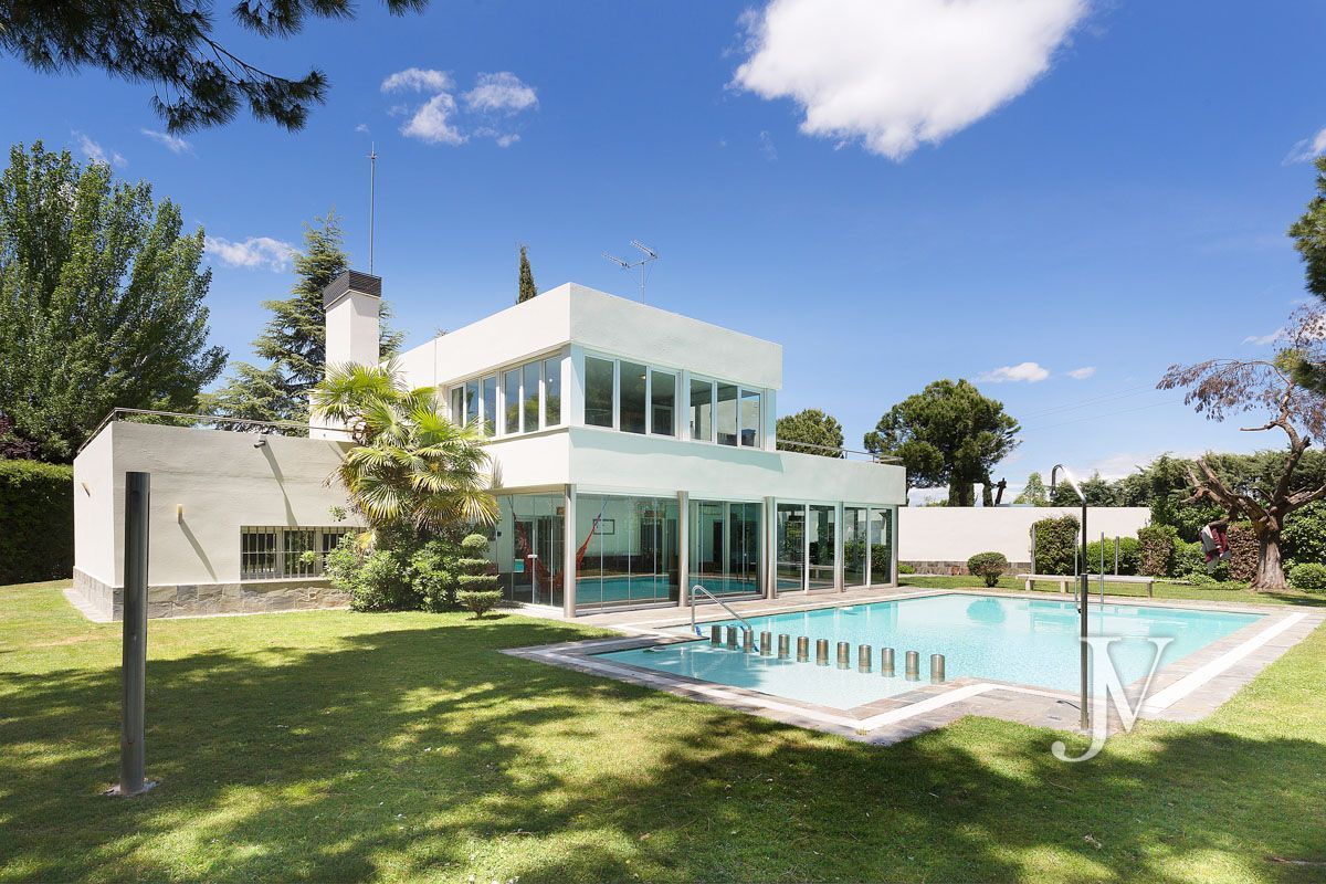Vista exterior de Casa o xalet en venda en La Moraleja amb Aire condicionat, Calefacció i Jardí privat