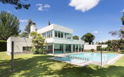 Vista exterior de Casa o xalet en venda en La Moraleja amb Aire condicionat, Calefacció i Jardí privat