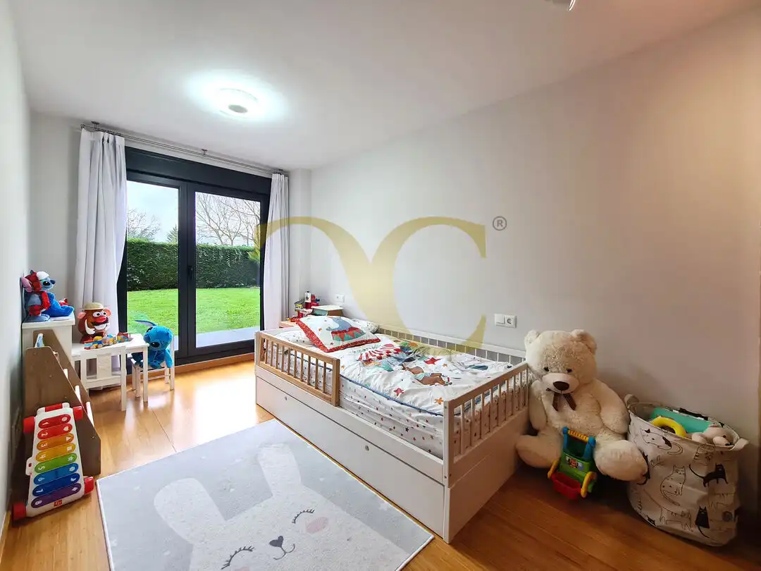 Schlafzimmer von Wohnung zum Verkauf in Oviedo  mit Heizung, Privatgarten und Terrasse