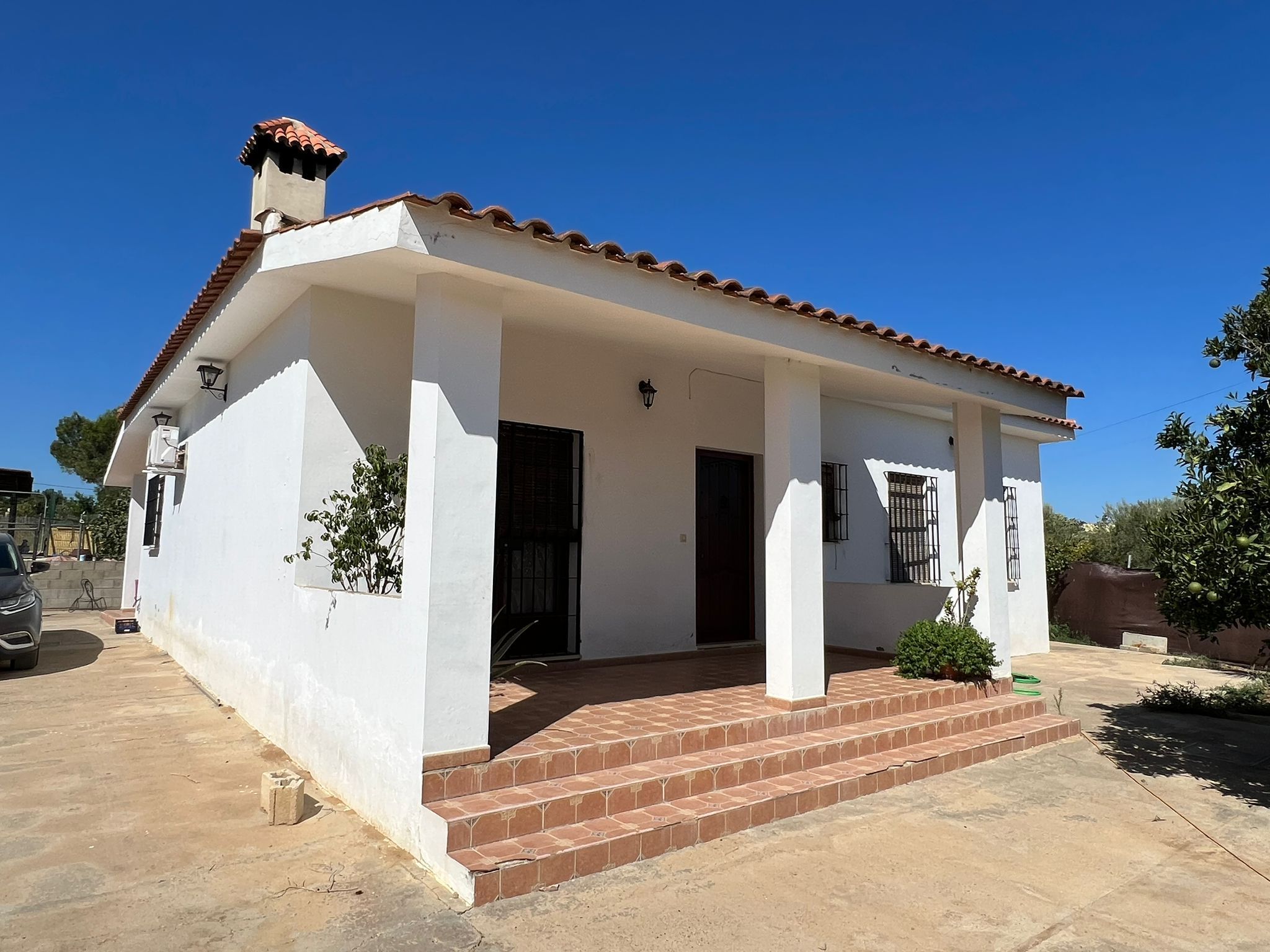 Vista exterior de Casa o xalet en venda en Almensilla amb Jardí privat, Terrassa i Traster