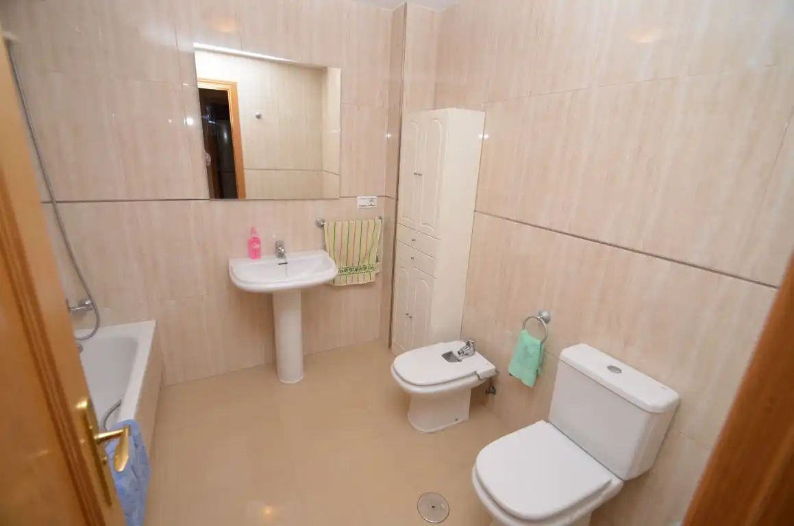 Baño de Piso de alquiler en Roquetas de Mar con Terraza, Amueblado y Piscina comunitaria