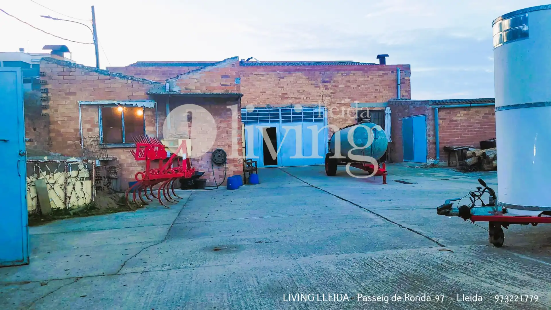 Vista exterior de Nave industrial en venta en Montoliu de Lleida