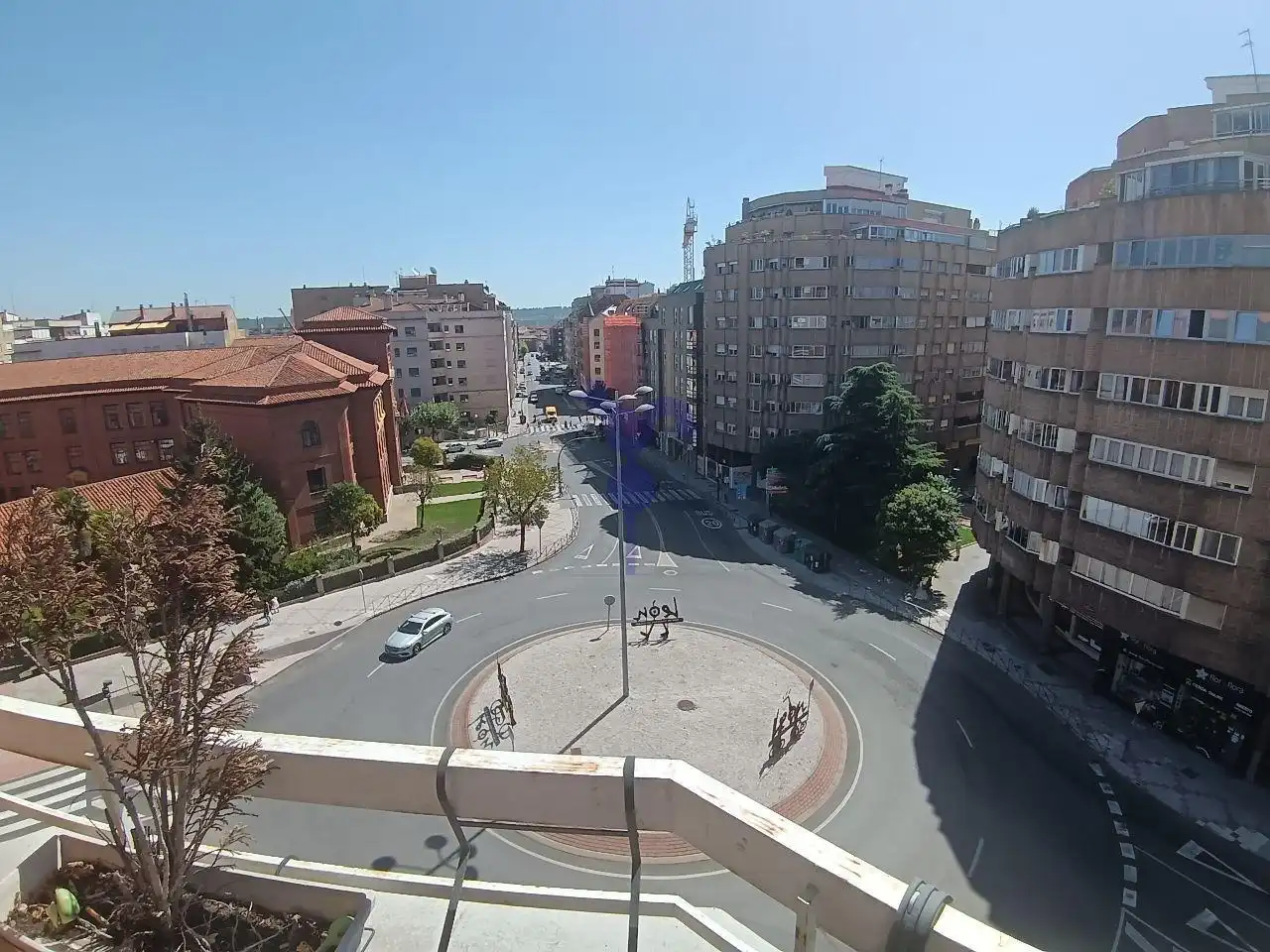 Vista exterior de Pis en venda en León Capital  amb Calefacció, Parquet i Terrassa