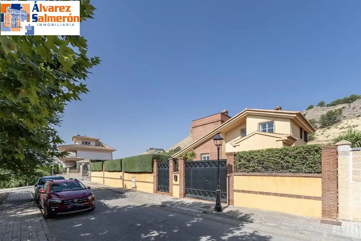 Vista exterior de Casa o xalet en venda en Albolote amb Calefacció, Jardí privat i Terrassa