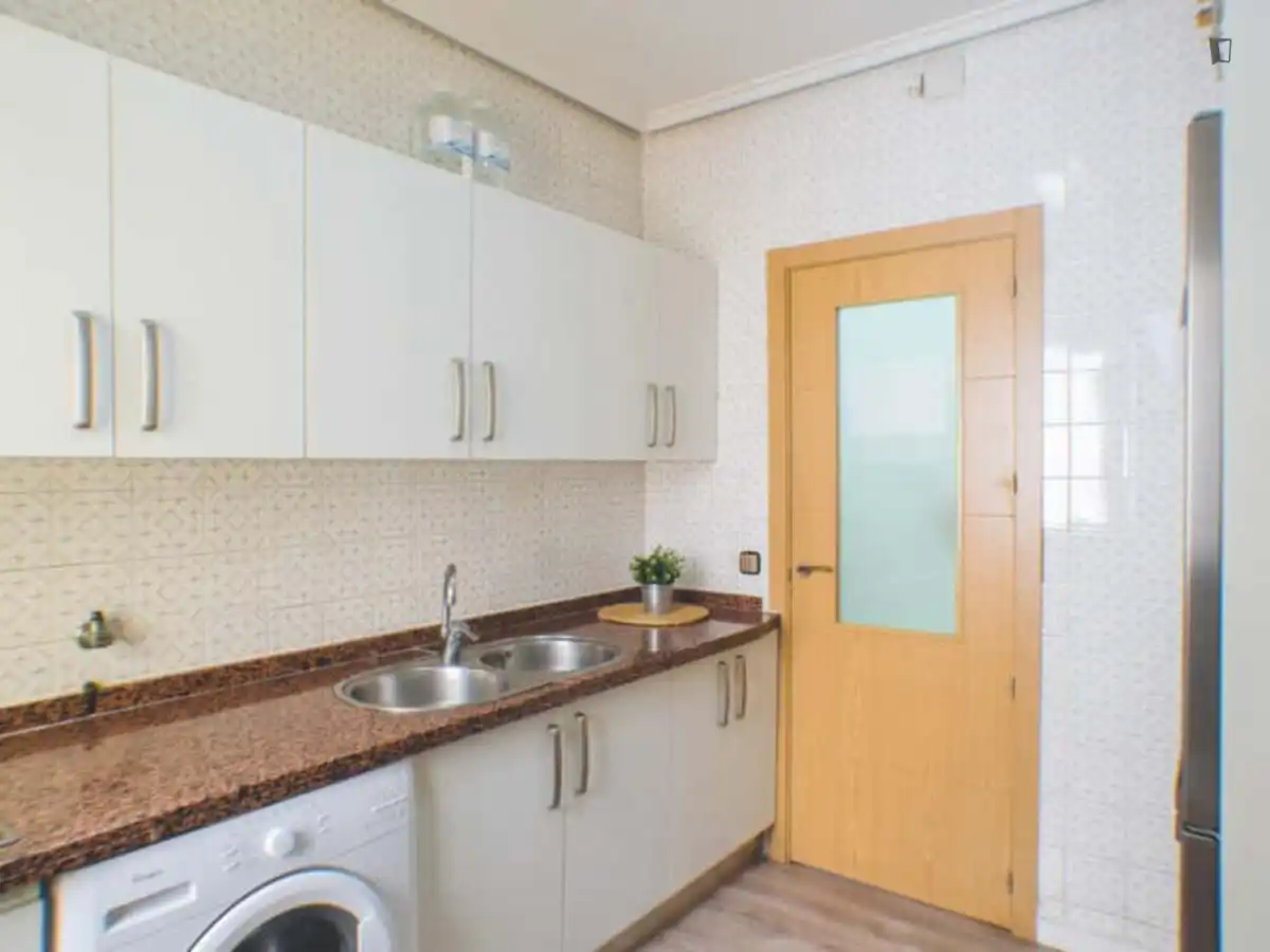 Cuina de Apartament per a compartir en Madrid amb Moblat, Forn i Rentadora