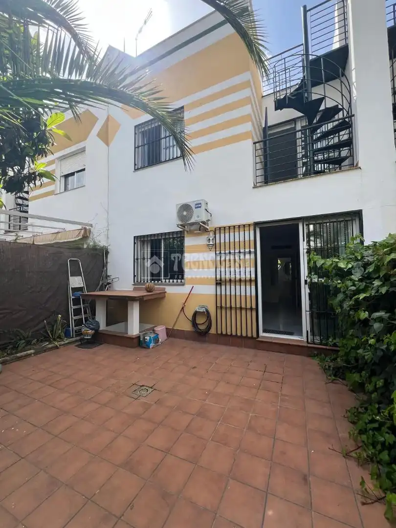 Vista exterior de Casa o xalet en venda en Dos Hermanas