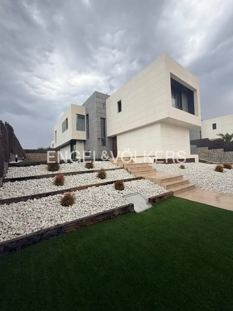 Vista exterior de Casa o chalet de alquiler en Majadahonda con Aire acondicionado, Calefacción y Jardín privado