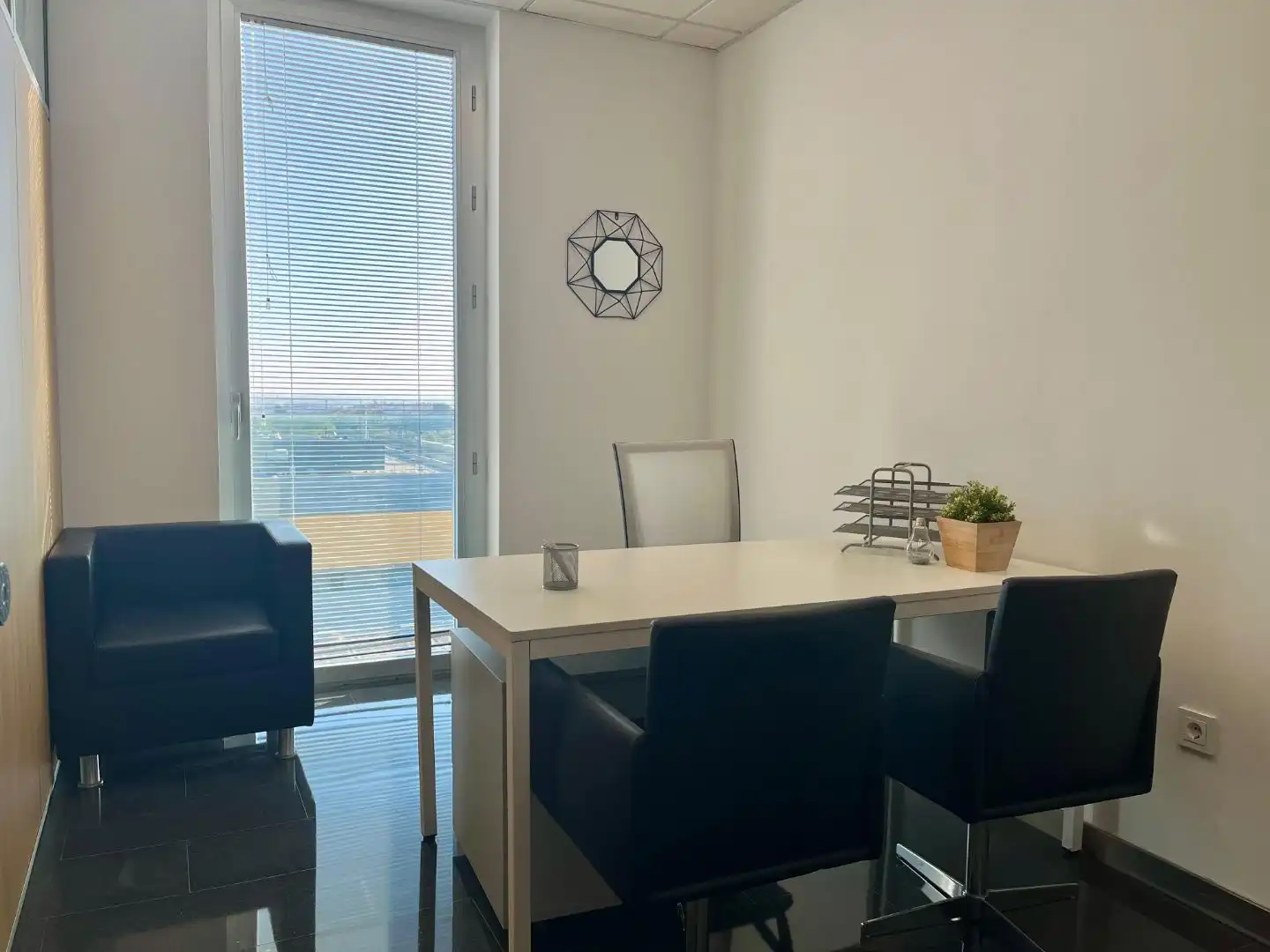 Büro zur Miete in Mairena del Aljarafe mit Klimaanlage, Heizung und Möbliert