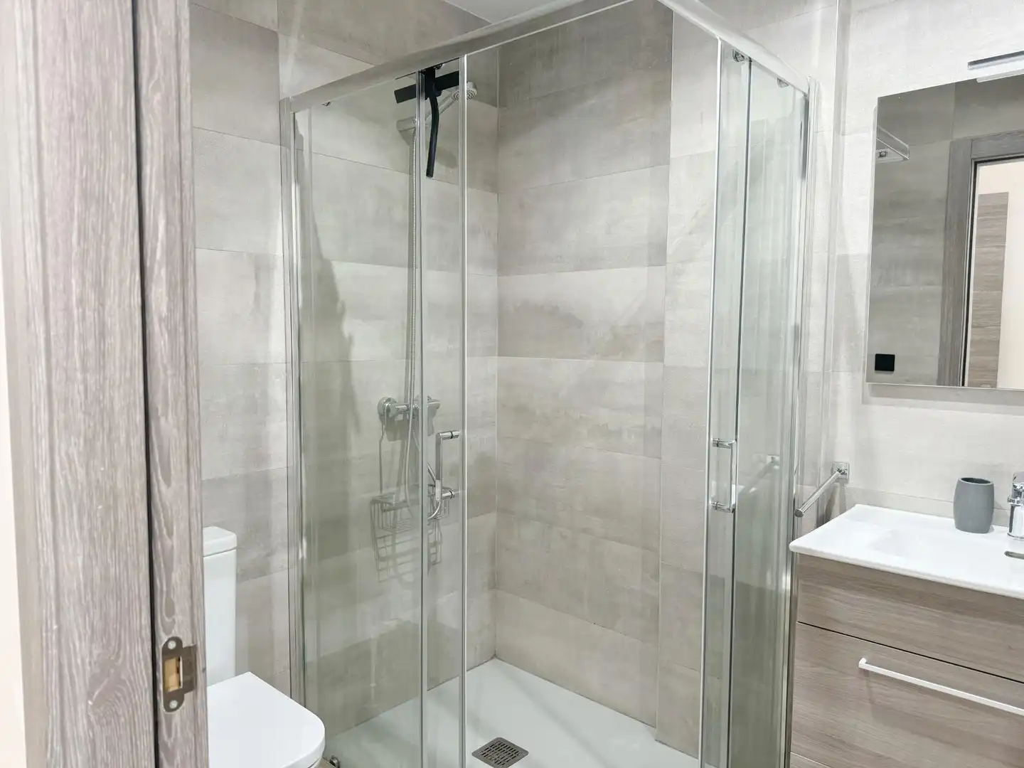 Baño de Planta baja de alquiler en El Campello con Aire acondicionado, Calefacción y Jardín privado