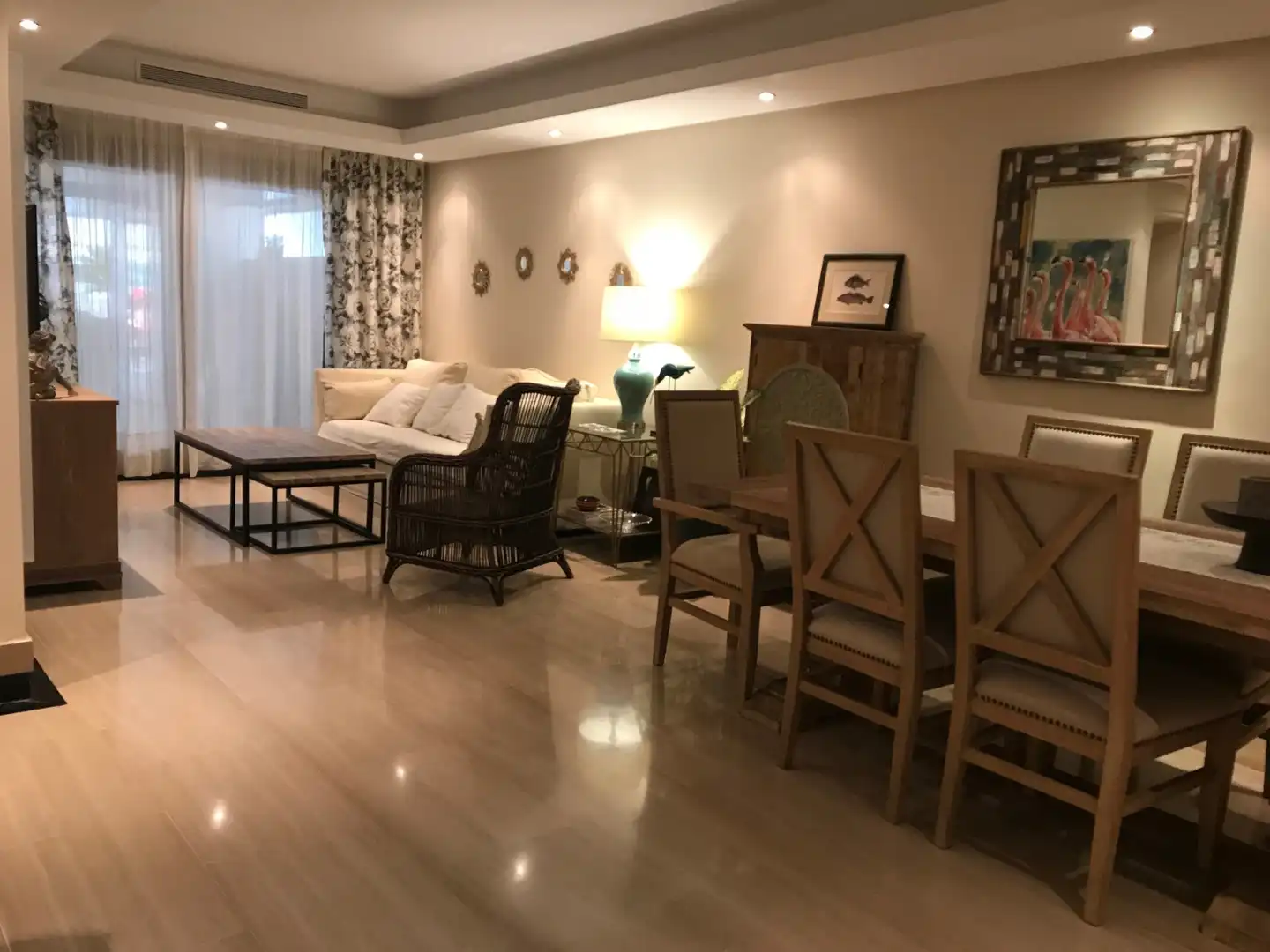 Sala d'estar de Apartament de lloguer en Estepona amb Aire condicionat, Calefacció i Jardí privat