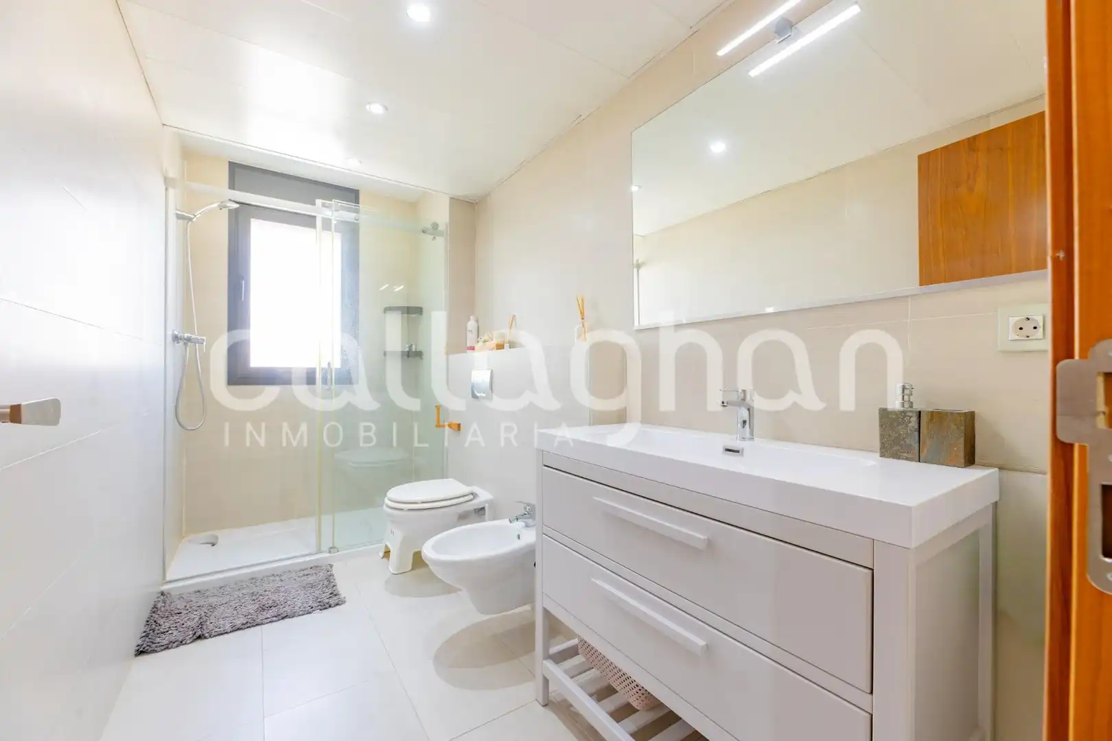 Bathroom of Detached homes for rent in Paterna  with Air Conditioner, Heating and Private garden