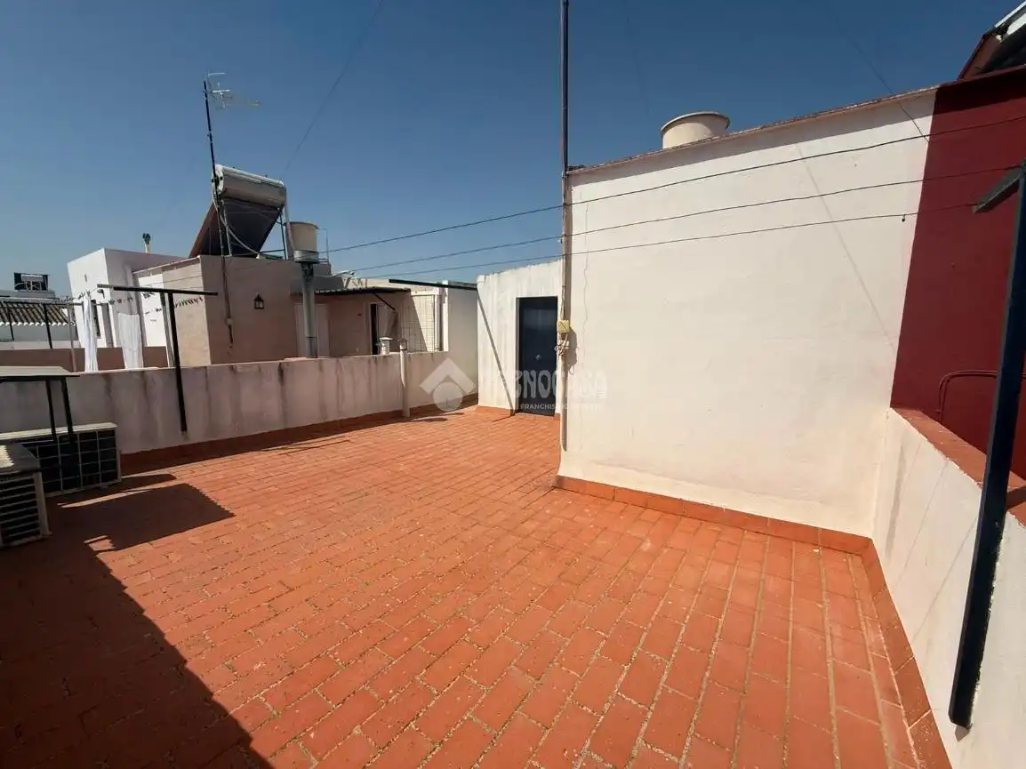 Terrasse von Einfamilien-Reihenhaus zum Verkauf in La Puebla de Cazalla mit Klimaanlage, Terrasse und Balkon