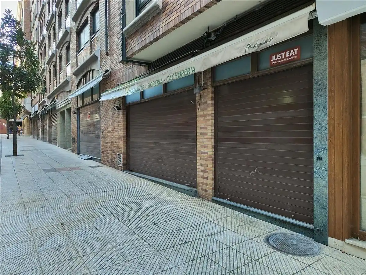 Vista exterior de Local en venda en Oviedo 