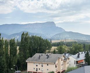 Vista exterior de Àtic en venda en Jaca amb Terrassa i Piscina